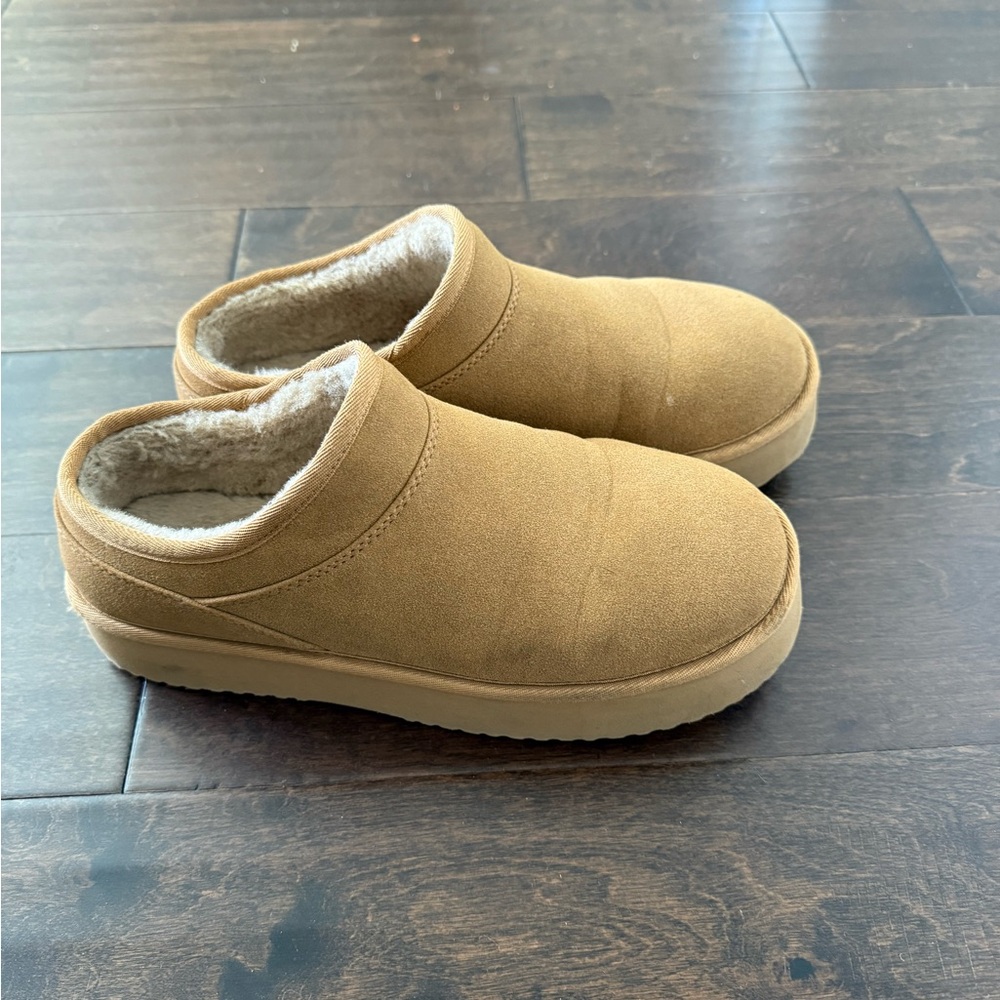 American Eagle Outfitters Tan Slippers